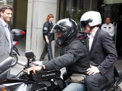 Σε μηχανάκι με κράνος ο Γιώργος Παπακωνσταντίνου 