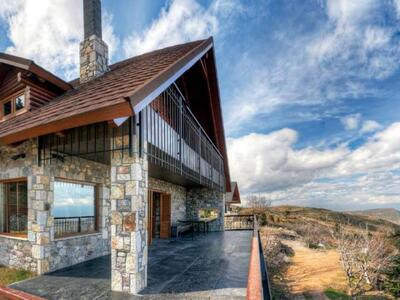 Το σπίτι στα Καλάβρυτα που κλέβει τις εν...