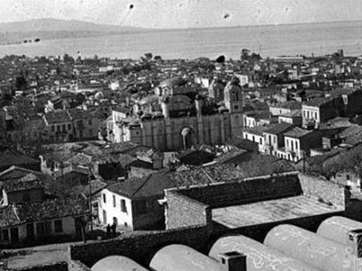 Άποψη της Άνω Πόλης (η εκκλησία στο κέντ...