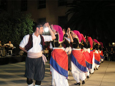 Κατάμεστο το Αρχαίο Ωδείο από τους χορευ...