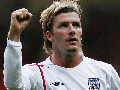 Ο David Beckham με στυλ gay...