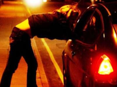 Πάτρα: Αδίστακτοι βγάζουν κορίτσια στο π...