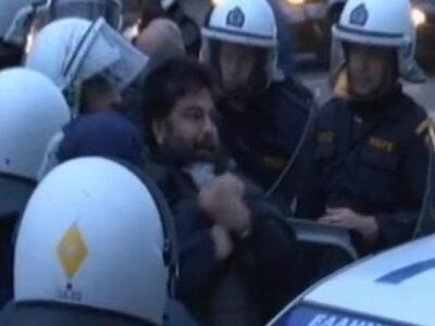 Ένταση και χημικά έξω από το υπουργείο Δ...