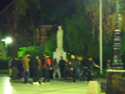 Νά’τη η Δόξα, κάθε βράδυ του Σάββατου, παρέα με τους φίλους της. Δεκάδες νέοι με διάφορα δρώμενα και χορευτικά της κάνουν, τρόπον τινά, παρέα. Κι ας τσακώνονται πολλές φορές. Αυτή εκεί, αγέρωχη…