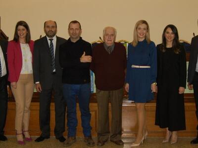 Οι συντελεστές της εκδήλωσης. Στο μέσον ...