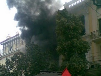 Βγαίνουν οι σοροί των ανθρώπων που κάηκαν σήμερα 