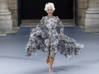 Ή Έλεν Μίρεν όρμησε ξυπόλυτη στην πασαρέ...