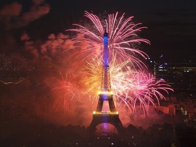 Γαλλία: Εντυπωσιακό θέαμα πυροτεχνημάτων...