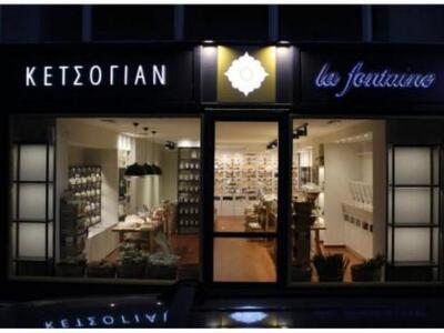 Ο δρόμος με φώτα και κόσμο