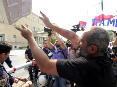 ΠΑΜΕ: Πέταξαν ψάρια έξω από τη Βουλή – Δ...