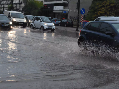 Καιρός: Καταιγίδες μέχρι το απόγευμα, επ...