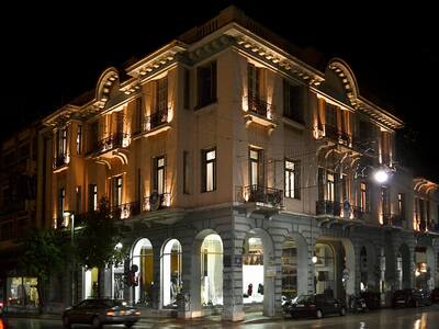 Εξωτερική άποψη του νεοκλασικού κτιρίου ...