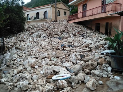 Κεφαλονιά: Ο στρατός προσπαθεί να «ξεθάψ...