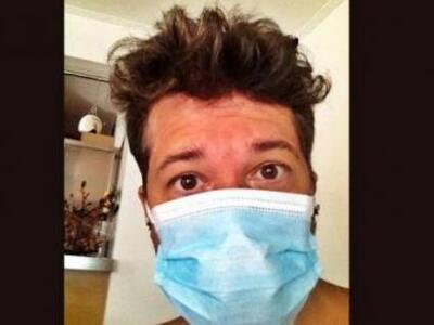 Με μάσκα μες στο σπίτι του!