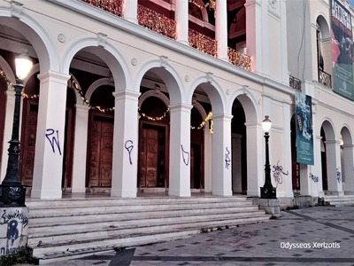 Πάτρα- Θέατρο Απόλλων: Οι κολώνες του θε...