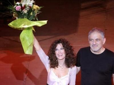  Η Ελευθερία Αρβανιτάκη τραγούδησε για 1...