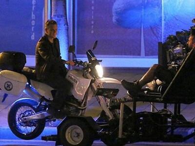 O Matt Damon πάνω σε μοτοσικλέτα της ελλ...