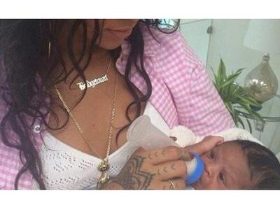 Η Rihanna σε ρόλο μανούλας - ΦΩΤΟ