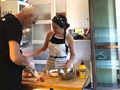 Ο Γιώργος Κιμούλης, στην κουζίνα, με την...