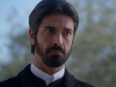 Άγιος έρωτας: Ο πατήρ Νικόλαος αποδέχετα...