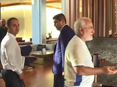 Ο Αυγενάκης πίσω από τον Σαββίδη που τον...