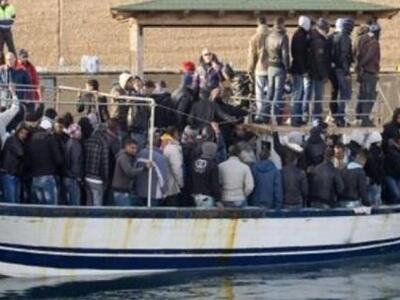 Σκάφος με 102  παράνομους μετανάστες  στ...