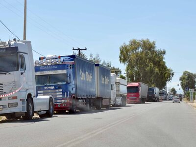Επιστρατεύονται άρον-άρον φορτηγά και βυ...