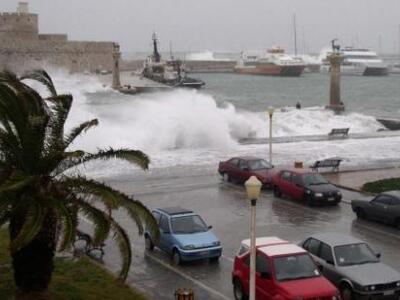 Πνίγεται η Ρόδος- Ποτάμι παρέσυρε δύο  ε...