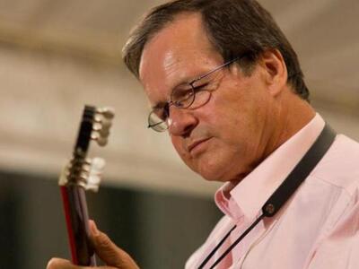 Έκλεψαν το μπουζούκι του Χρήστου Νικολόπ...