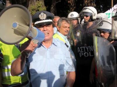 Ένστολη διαμαρτυρία στα γραφεία της Αστυ...