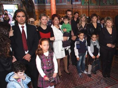 Μεταξύ των καλεσμένων διακρίνονται στην ...