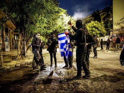 Κουκουλοφόροι έβαλαν φωτιά στην ελληνική...