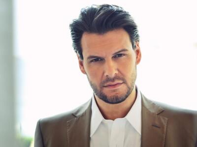 Ο Πάνος Κιάμος καταφθάνει παραμονή της 2...