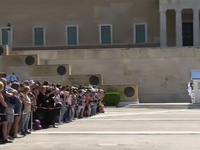 Τουρίστες «πλημμύρισαν» το Σύνταγμα για ...