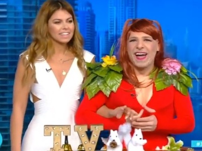 Ξεσήκωσε η Μέγκι Ντρίο με το κοντό λευκό...