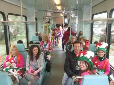 Γέμισε ...μασκαράδες το τρενάκι που ενών...