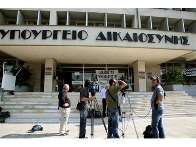 Δικηγόροι: Παραμένει η υποχρεωτική παράσ...