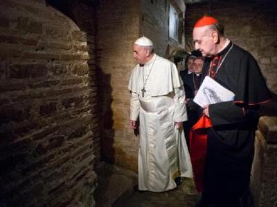 Ο Πάπας κυκλοφορεί τις νύχτες στους δρόμ...