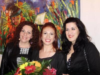 Η ζωγράφος με δυο καλές φίλες της