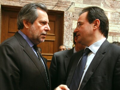 Δριμεία επίθεση Παπουτσή κατά Παπακωνστα...