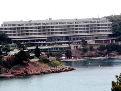 Σε ιδιώτες και ο «Αστέρας» Βουλιαγμένης