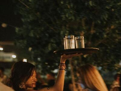 Βόλτα στις πιο δροσερές αυλές και ταράτσ...