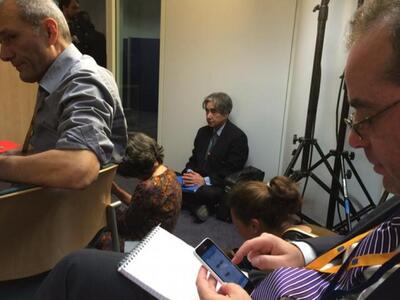 Έπεσαν στα πατώματα οι δημοσιογράφοι περ...