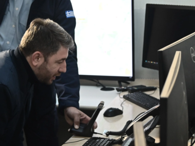 Νίκος Ανδρουλάκης: Μοίρασε ευχές στο ΕΚΑ...