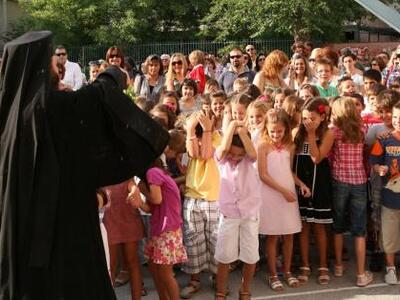 Τα σχολεία φέτος θ' ανοίξουν τη μια μέρα...