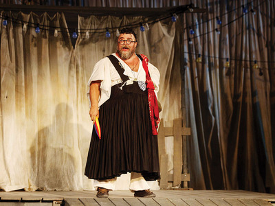 Ο Σταμάτης Κραουνάκης στη σκηνή