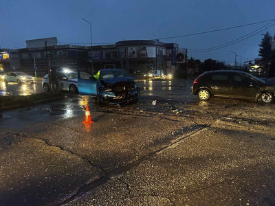 Αγρίνιο: Σύγκρουση ΙΧ στον κόμβο Αγ. Δημ...