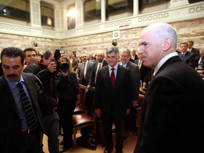 Ο Γιώργος Παπανδρέου επιχειρεί να προλάβ...
