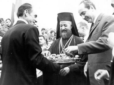 Με τον Αρχιεπίσκοπο Μακάριο, πρώτο πρόεδ...