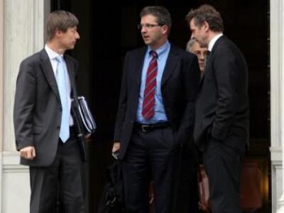 Απολύσεις δημοσίων υπαλλήλων και νέες με...